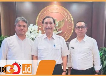 Bupati dan Wakil Bupati Tapanuli Utara yang terpilih Jonius Taripar Parsaoran (JTP) Hutabarat - Deni Lumbantoruan Foto bersama dengan Ketua Dewan Ekonomi Nasional Luhut Binsar Pandjaitan di Kantor Dewan Ekonomi Nasional. 