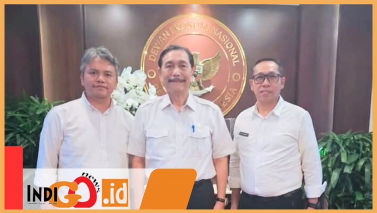 Bupati dan Wakil Bupati Tapanuli Utara yang terpilih Jonius Taripar Parsaoran (JTP) Hutabarat - Deni Lumbantoruan Foto bersama dengan Ketua Dewan Ekonomi Nasional Luhut Binsar Pandjaitan di Kantor Dewan Ekonomi Nasional. 