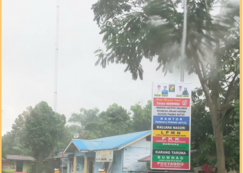 Neon box yang ada photo mantan Bupati - Wakil masa bakti 2021 - 2024 akan diganti dengan photo Bupati Anton Saragih.