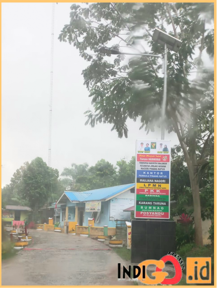 Neon box yang ada photo mantan Bupati - Wakil masa bakti 2021 - 2024 akan diganti dengan photo Bupati Anton Saragih.