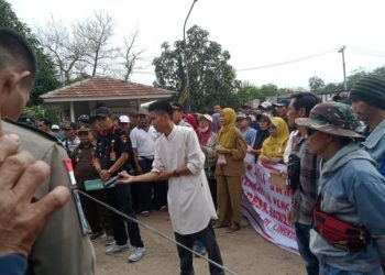 Ribuan Masyarakat Desa Lecah Lubai Ulu Muara Enim Demo Tuntut PT SSS Penuhi Janji