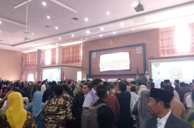 Pelantikan Anggota Dewan Masyarakat Padati Gedung DPRD Muara Enim