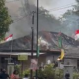 Breaking News ” Siang Bolong Rumah Warga Karang Asam Tanjung Enim Hangus Terbakar