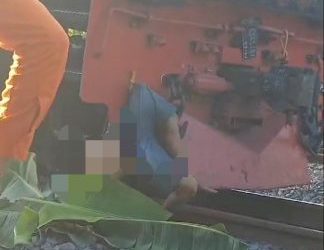 Breaking News ” Pengendara Motor Tewas Terseret Lokomotif Kereta Api Kawasan Perlintasan Rel di Gelumbang