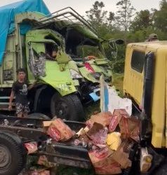 Telan Korban Laka Adu Kambing Truk Fuso Vs Mobil Truk Box Air Mineral