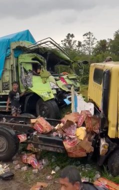 Telan Korban Laka Adu Kambing Truk Fuso Vs Mobil Truk Box Air Mineral