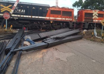 Breaking News !, Diduga Tidak Kuat Pengaman Mobil Pengangkut Besi Siku Ambrol Dekat Pintu Perlintasan KAI Muara Enim