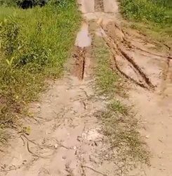 Warga Kesulitan Melintasi Jalan Lintas Lubai -Muara Enim