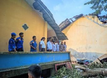 Pj.Bupati Muara Enim Inisiasi Sterilkan Pohon Disekitar Bangunan SDN 13 Sungai Rotan