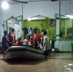 Breaking News, Kawasan Air Lintang Muara Enim Diterjang Banjir Petugas Evakuasi Warga
