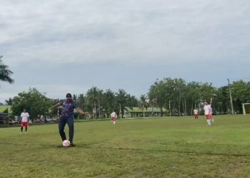 Tendang Bola Pertama Danyon Kav 5 DPC Karang Endah Resmi Buka Turnamen Sepak Bola Dwi Pangga Cup XXIV 2025