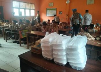 Dukung Program Asta Cita Polsek Lembak Bagikan Makanan Bergizi Ke Siswa SD