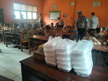 Dukung Program Asta Cita Polsek Lembak Bagikan Makanan Bergizi Ke Siswa SD