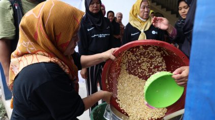 Bukit Asam (PTBA) dan IZI Berdayakan Masyarakat Desa Prabu Menang Lewat Usaha Tempe