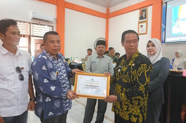 Kepala Desa Muara Gula Baru Terima Penghargaan atas Keberhasilan Melunasi PBB