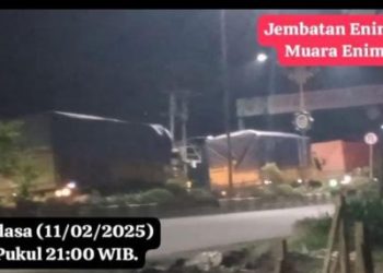 Puluhan Mobil Truk Tronton Batu Bara Masih Padati Dan Hiasi Jalan Kawasan Muara Enim