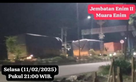 Puluhan Mobil Truk Tronton Batu Bara Masih Padati Dan Hiasi Jalan Kawasan Muara Enim