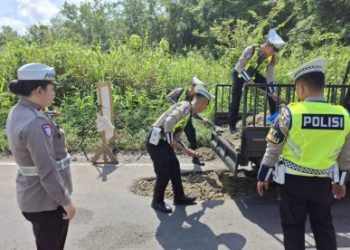 Sat Lantas Polres Muara Enim Gelar Ops Keselamatan Musi 2025 dengan Perbaikan Jalan Berlubang