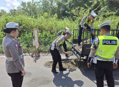 Sat Lantas Polres Muara Enim Gelar Ops Keselamatan Musi 2025 dengan Perbaikan Jalan Berlubang