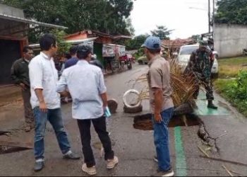 Akses Jalan Menuju Islamic Center via Jalan HTI Muara Lawai Ditutup Sementara Akibat Amblas,warga Harapkan Perbaikan Segera