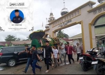 Para Pelayat dan Warga Hantarkan Jenazah Almarhum Ali Hanafiah di TPU Desa Lembak