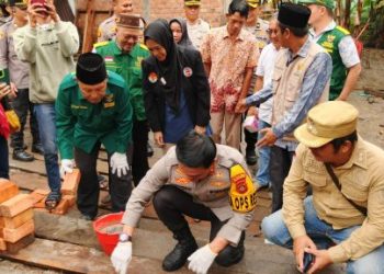 AKBP Jhoni Eka Putra Letakkan Batu Pertama Bedah Rumah Didampingi Baznas dan JPKP Muara Enim