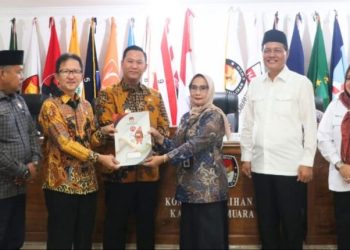Pj.Bupati Hadiri Rapat Pleno Penetapan Bupati dan Wakil Bupati Muara Enim Terpilih Dan Berikan Ucapan Selamat Kepada Edison -Sumarni