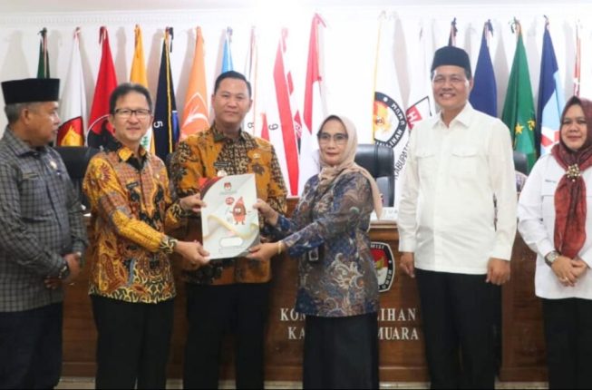 Pj.Bupati Hadiri Rapat Pleno Penetapan Bupati dan Wakil Bupati Muara Enim Terpilih Dan Berikan Ucapan Selamat Kepada Edison -Sumarni