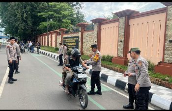 Kabag SDM Polres Muara Enim Pimpin Baksos Bagi-Bagi Takjil di Bulan Ramadhan