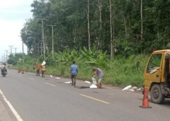 Diduga Dikerjakan Asal Jadi, Kualitas Tambal Lobang Jalan Raya Negara Palembang -Prabumulih Diragukan
