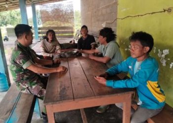 Babinsa Koramil 404-04/Gunung Megang Mempererat Silaturahmi  Dengan Warga Desa Berugo Melalui Komsos