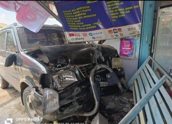 Breaking News, Diduga Sopir Ngantuk Mobil Tabrak Konter HP di Talang Taling Gelumbang