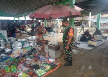Babinsa Koramil 04/Gunung Megang Lakukan Pengecekan Harga Sembako di Pasar Kalangan Desa Banuayu