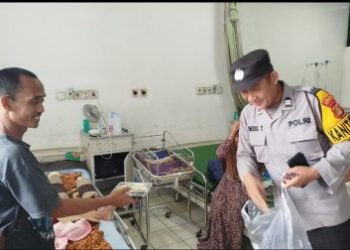 Ramadhan Berkah, Polres Muara Enim Berbagi Takjil Untuk Keluarga Pasien RS Rabain