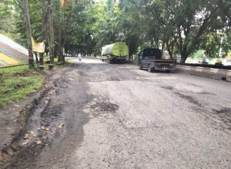Pemkab Muara Enim Harus Tegas Karna PT.DBU Lalai Perbaikilah Jalan Simpang Kepur – Kota Muara Enim yang dia pakai