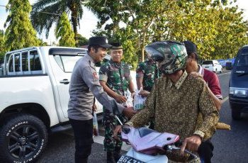 Kolaborasi TNI – Polri Berbagi Takjil Gratis