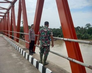 Babinsa Koramil 04/Gunung Megang Laksanakan Patroli dan Pemantauan Debit Air di Sungai Lematang