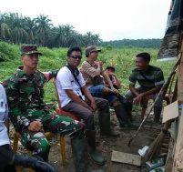Babinsa Koramil 04/Gunung Megang Laksanakan Komsos dengan Ketua Kelompok Tani Desa Hidup Baru