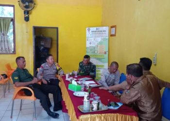 Babinsa, Danpos, dan Bhabinkamtibmas Jalin Komsos dengan Perangkat Desa Betung