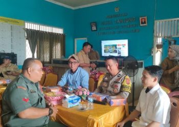 Babinsa dan Bhabinkamtibmas Jalin Keakraban Lewat Komsos Dengan Masyarakat Binaan