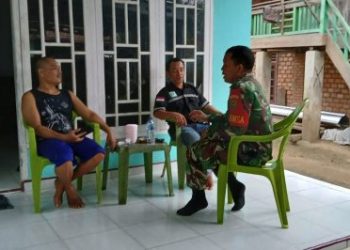 Di Hari Libur, Babinsa Koramil 404-04/Gunung Megang Tetap Jalin Komsos dengan Warga