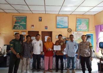 Babinsa Koramil 04/Gunung Megang Monitoring Penyaluran BLT di Desa Betung