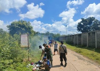Babinsa Koramil 04/Gunung Megang Bersama Warga Gelar Kerja Bakti Bersihkan Lingkungan Desa Simpang Tanjung