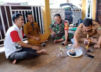 Babinsa Koramil 04/Gunung Megang Laksanakan Komsos, Pererat Hubungan dengan Warga