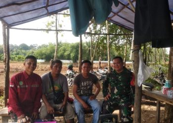 Babinsa Serda Iin Kanidi Pererat Hubungan dengan Warga Melalui Komsos 