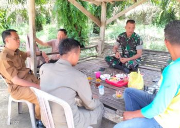 Babinsa Koramil 04/Gunung Megang Lakukan Komsos dengan Staf Kecamatan Benakat