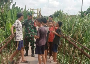 Babinsa dan Perangkat Desa Penanggiran Himbau Anak-anak untuk Tidak Bermain di Jembatan Gantung