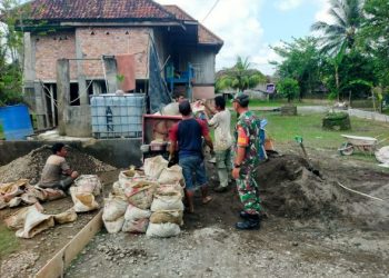 Babinsa Koramil 04/Gunung Megang Bantu Warga Bangun Drainase 