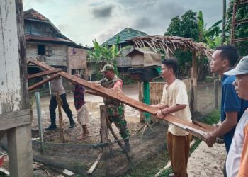 Babinsa Sertu Yopan Suralaga Ikut Gotong Royong Pembongkaran Rumah Tidak Layak Huni