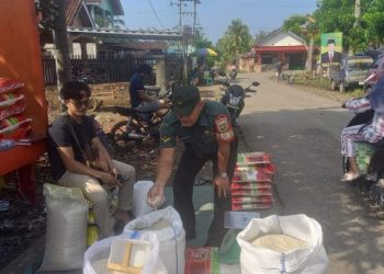 Babinsa Koramil 404/Gunung Megang Monitoring Harga Sembako di Pasar Tradisional